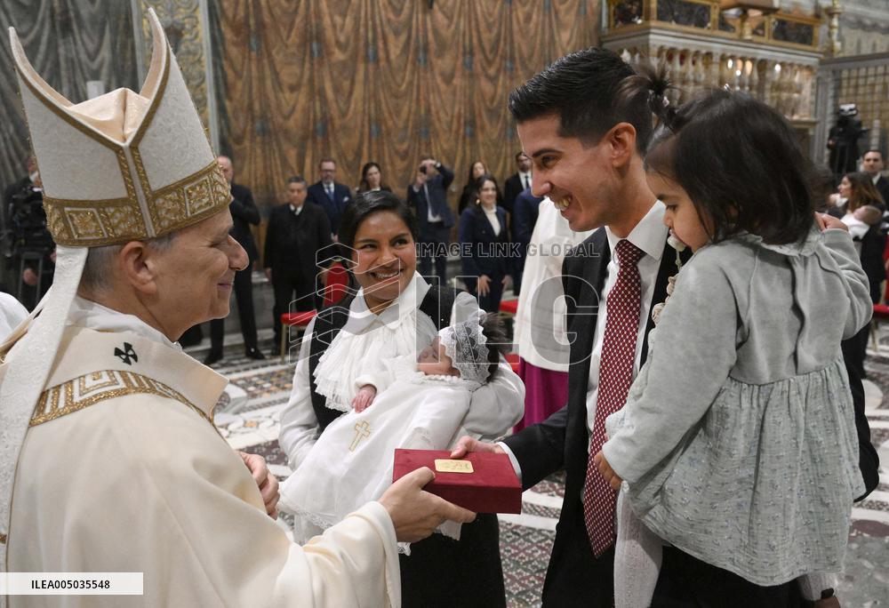 Pope Leo XIV baptizes 20 children In the Sistine Chapel - Vatican