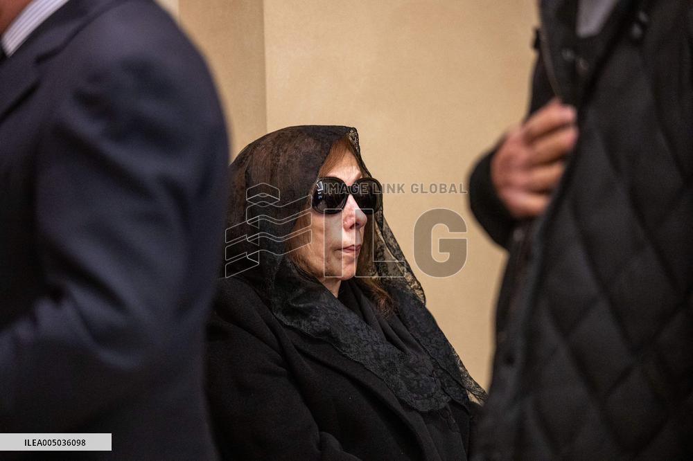 Rare Appearance Of Lebanese Singer Fayrouz At Her Son s Funeral - Bikfaya