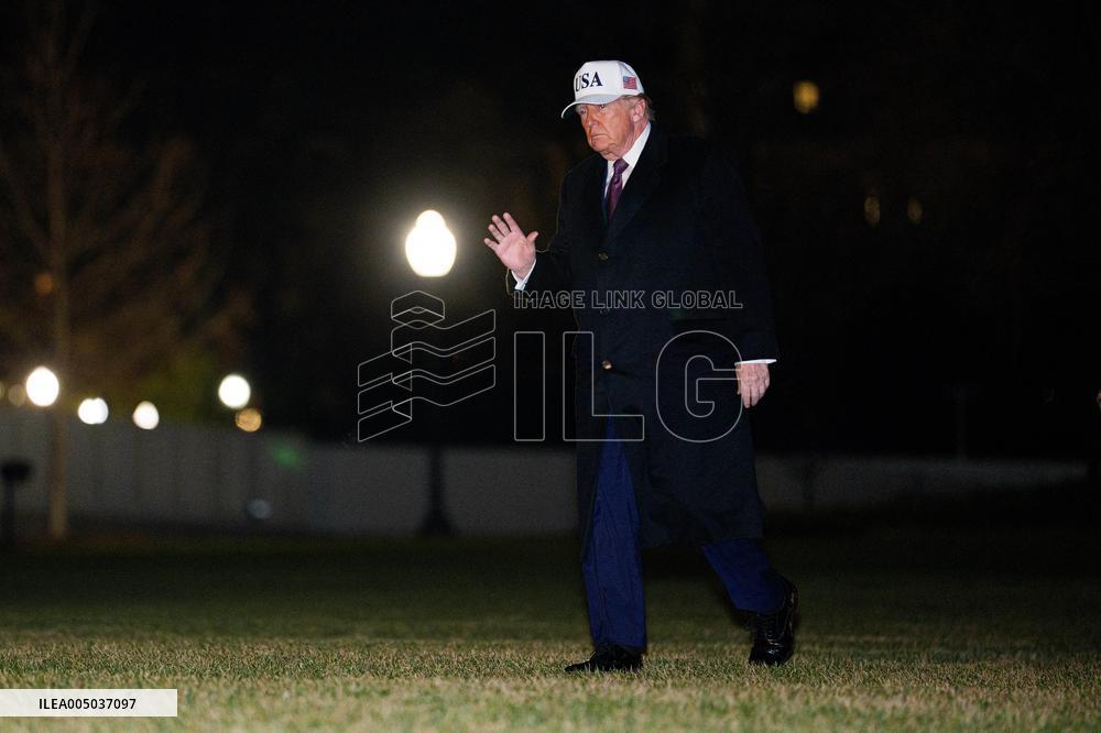 President Trump walks on the South Lawn - DC