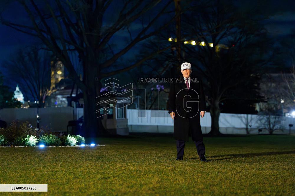 President Trump walks on the South Lawn - DC