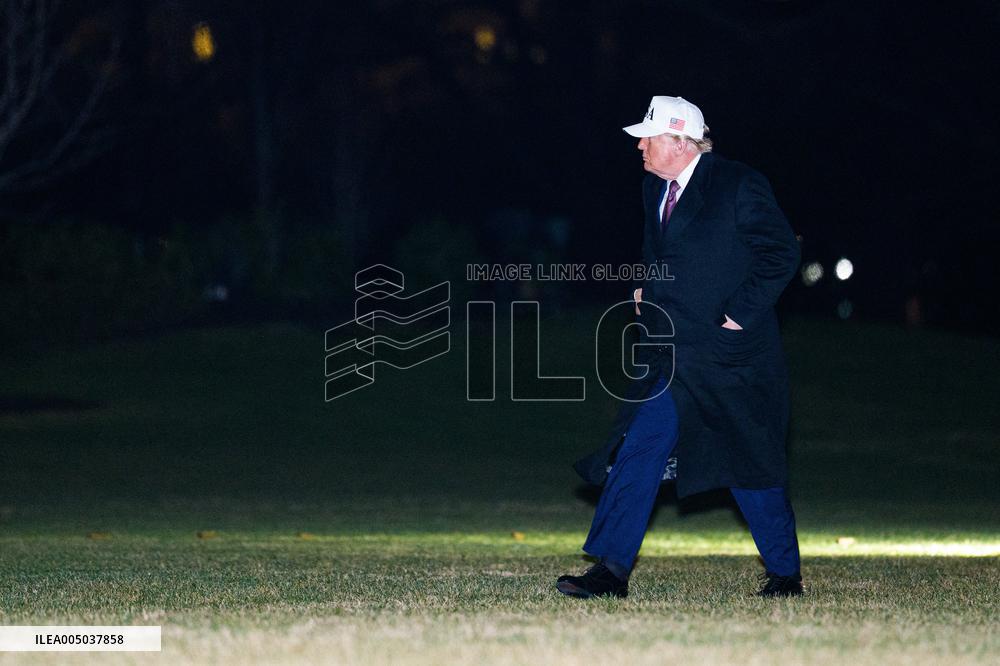 President Trump walks on the South Lawn - DC