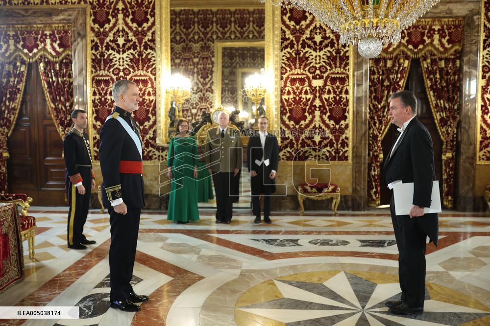 The King receives the Letters of Credence of the new ambassadors