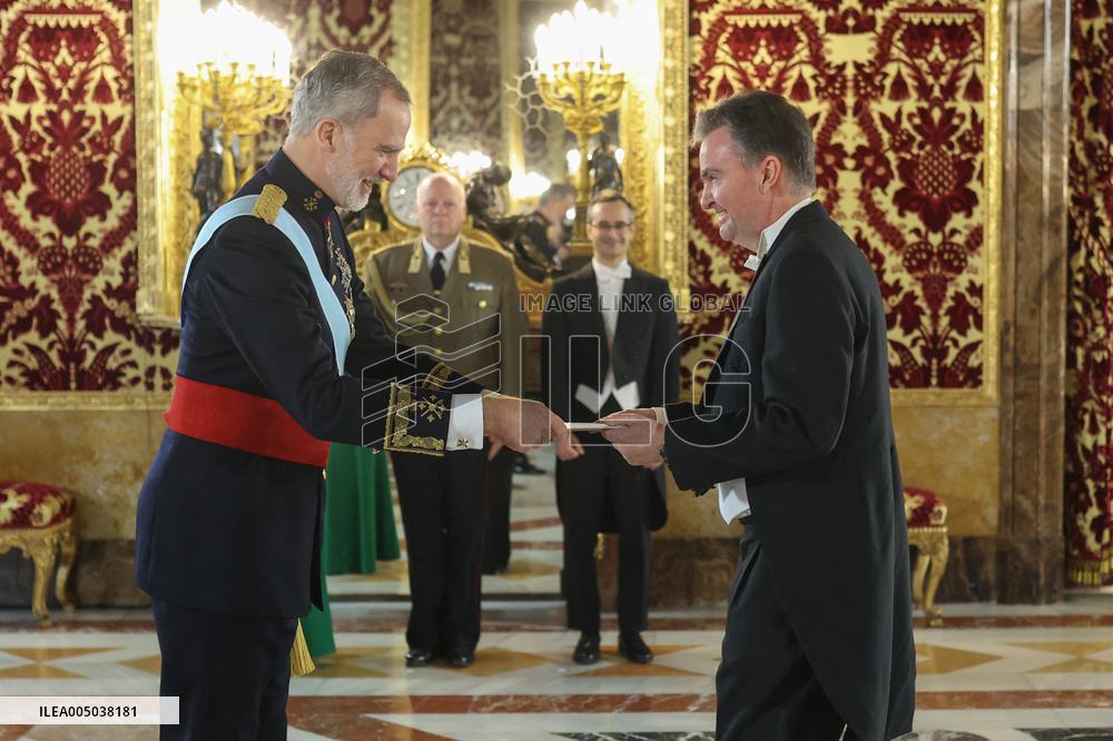 The King receives the Letters of Credence of the new ambassadors