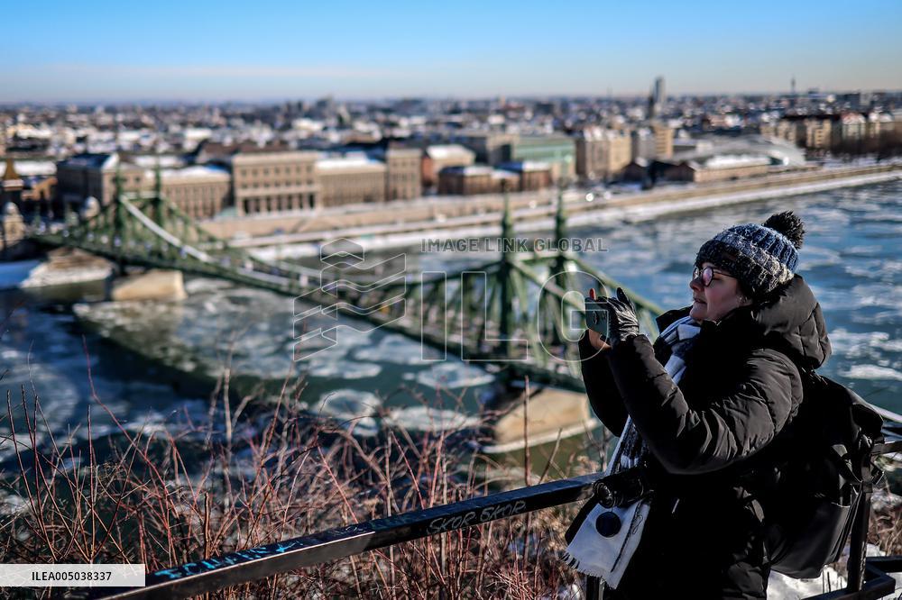 Ice Floes On Danube River In Budapest - Hungary
