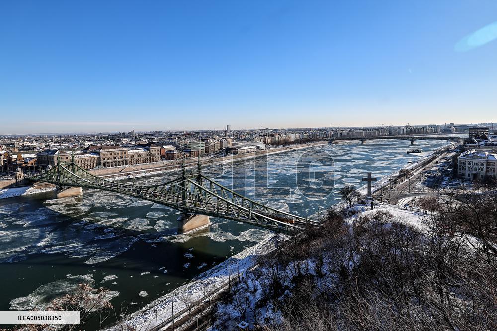 Ice Floes On Danube River In Budapest - Hungary