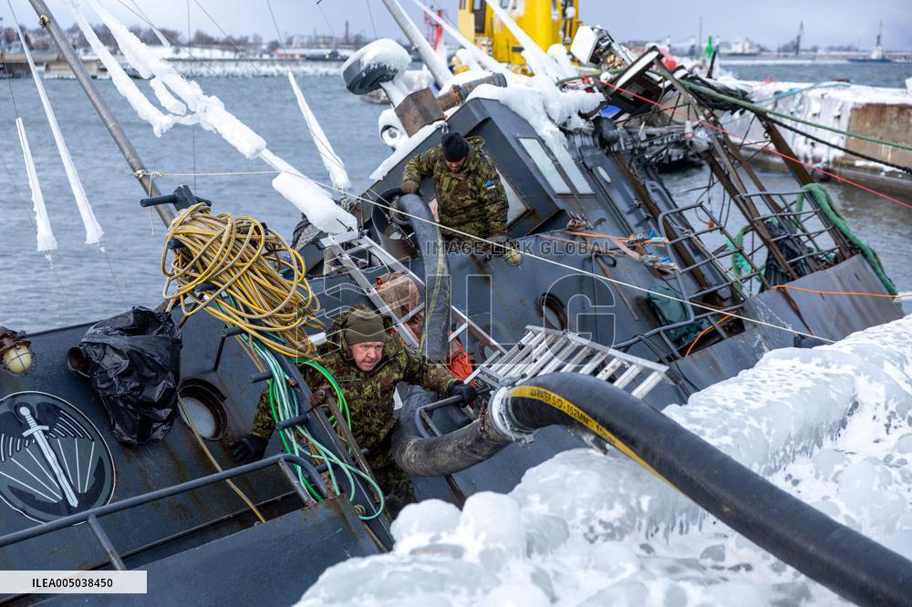 Rescue efforts for storm-sunk ship