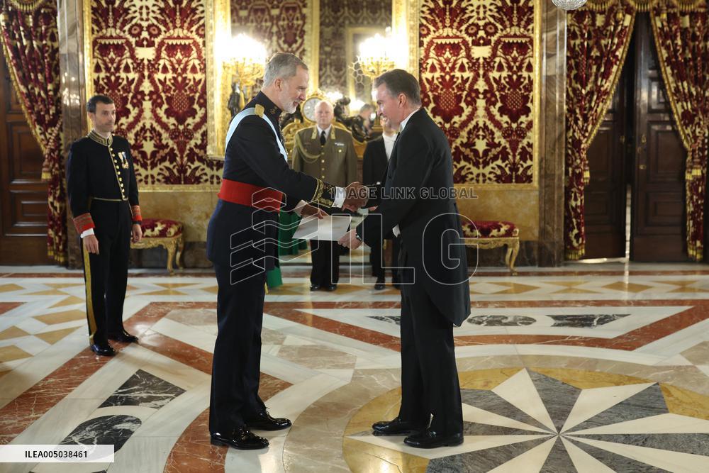 The King receives the Letters of Credence of the new ambassadors