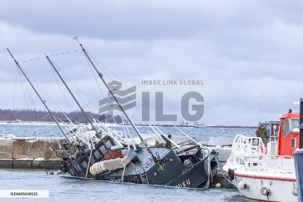 Rescue efforts for storm-sunk ship
