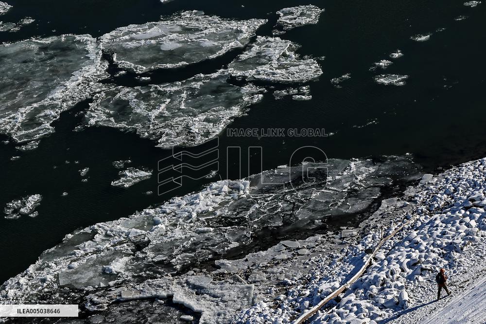 Ice Floes On Danube River In Budapest - Hungary