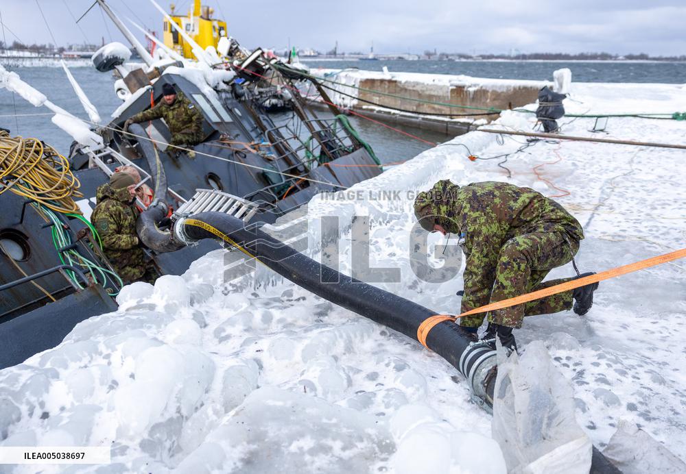 Rescue efforts for storm-sunk ship