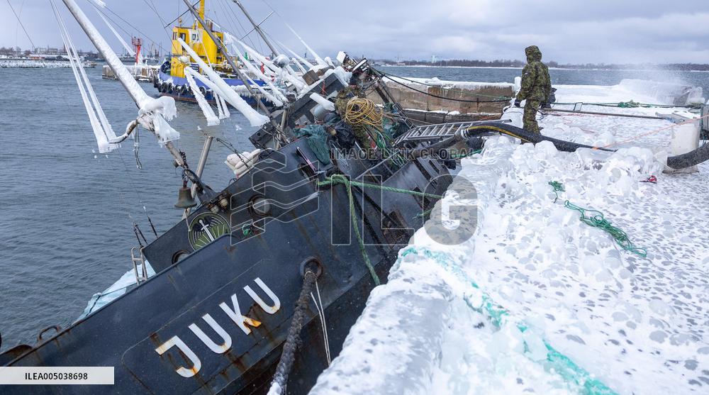 Rescue efforts for storm-sunk ship