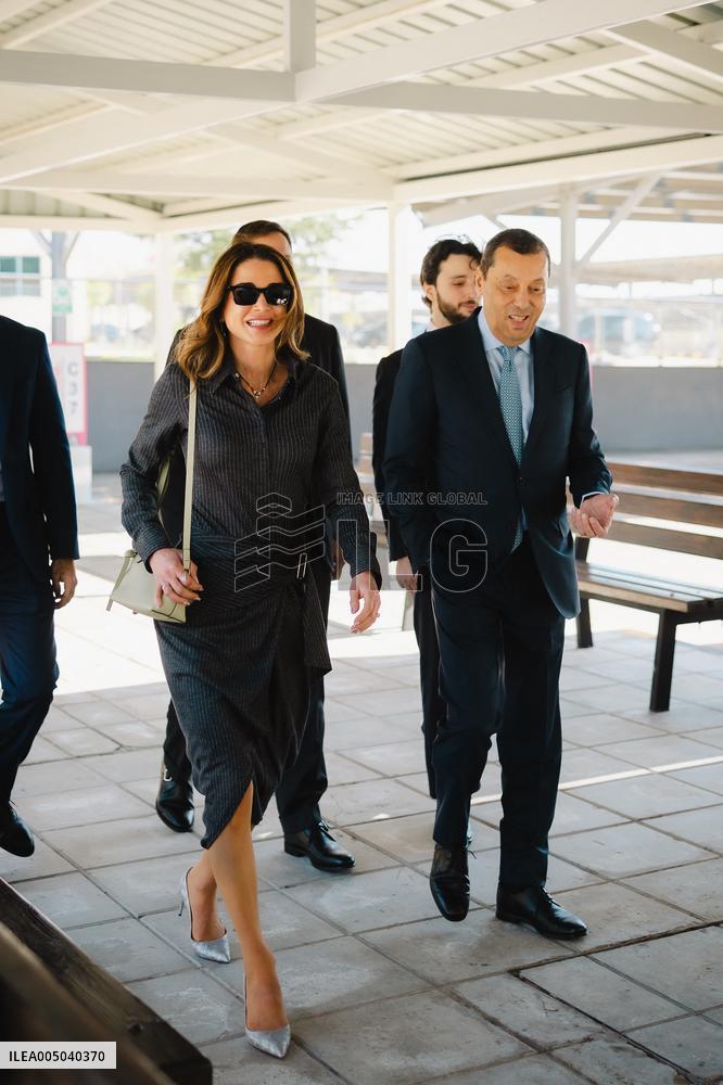 Queen Rania Visits Pharmaceutical Factory - Al Salt