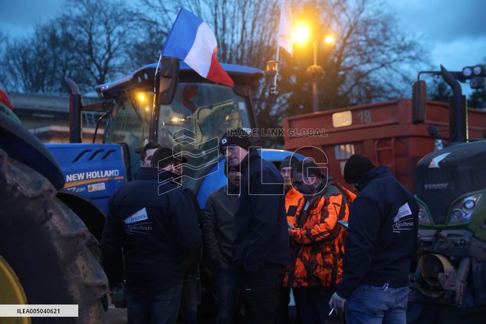 Farmers Blockade Paris With Tractors - Paris
