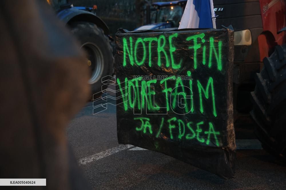 Farmers Blockade Paris With Tractors - Paris