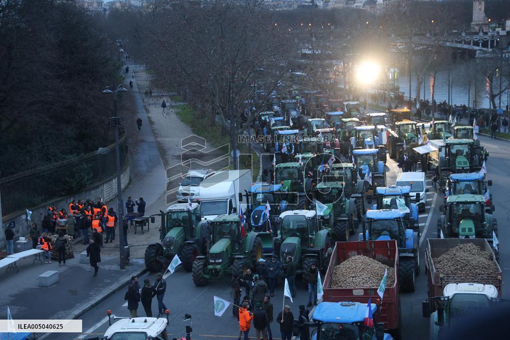 Farmers Blockade Paris With Tractors - Paris