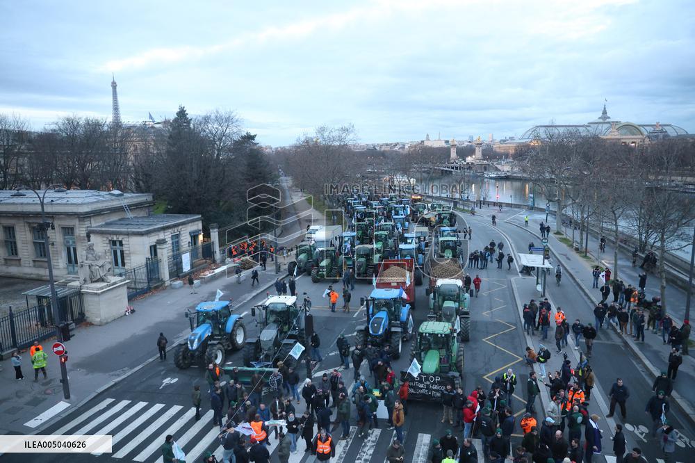 Farmers Blockade Paris With Tractors - Paris