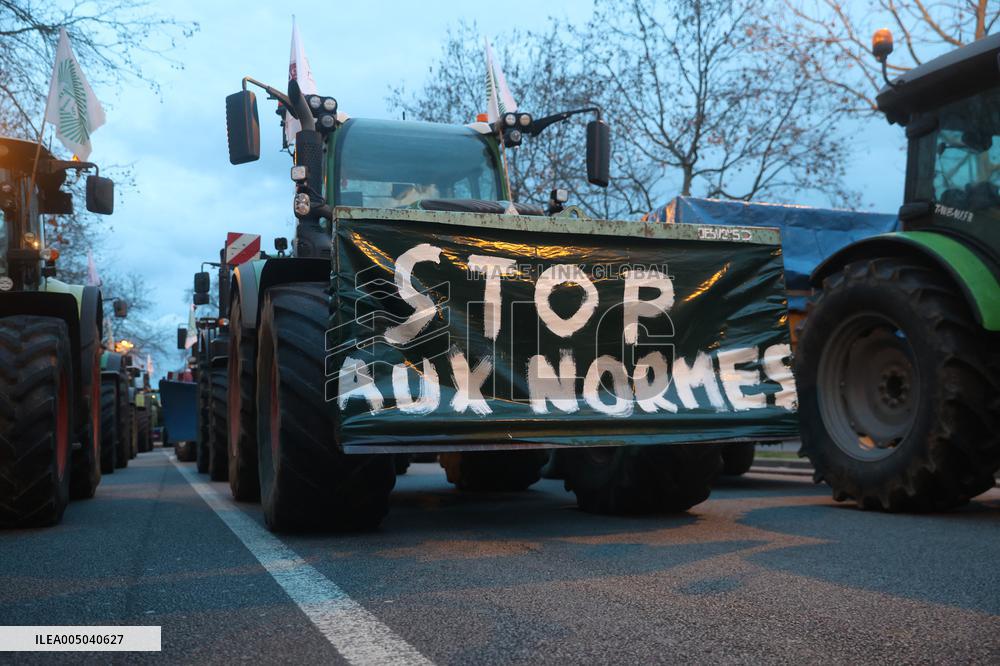 Farmers Blockade Paris With Tractors - Paris