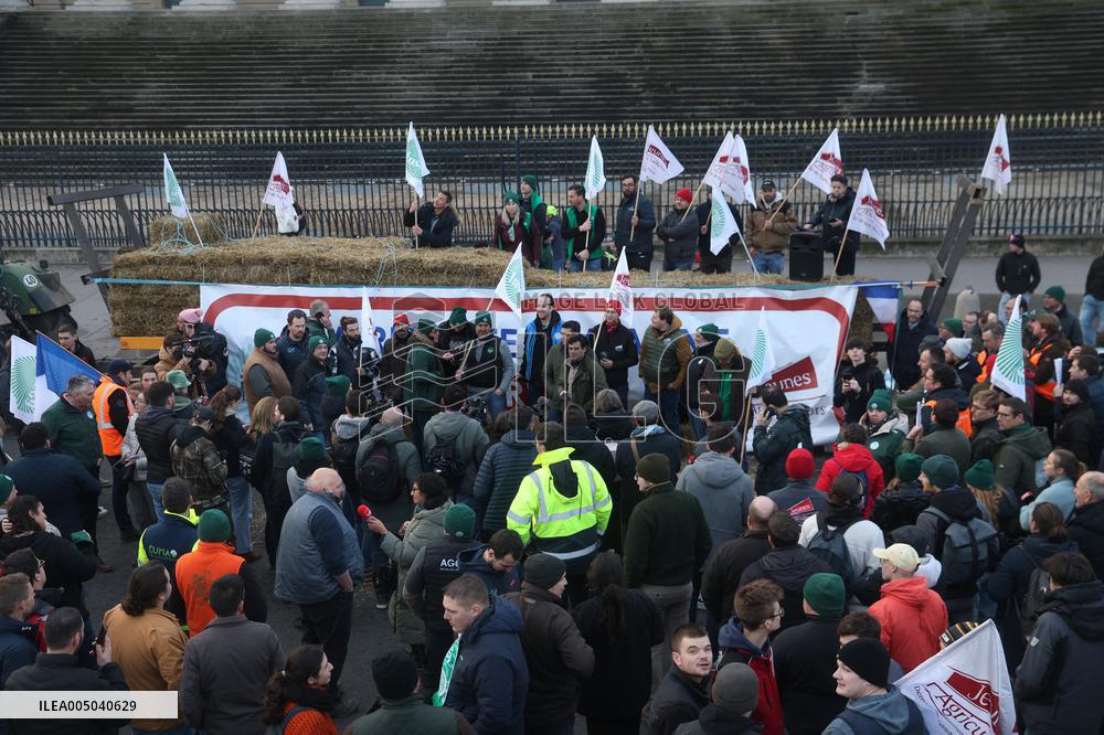 Farmers Blockade Paris With Tractors - Paris