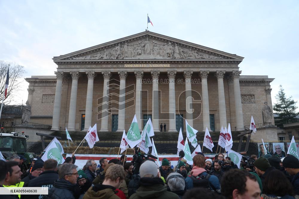 Farmers Blockade Paris With Tractors - Paris