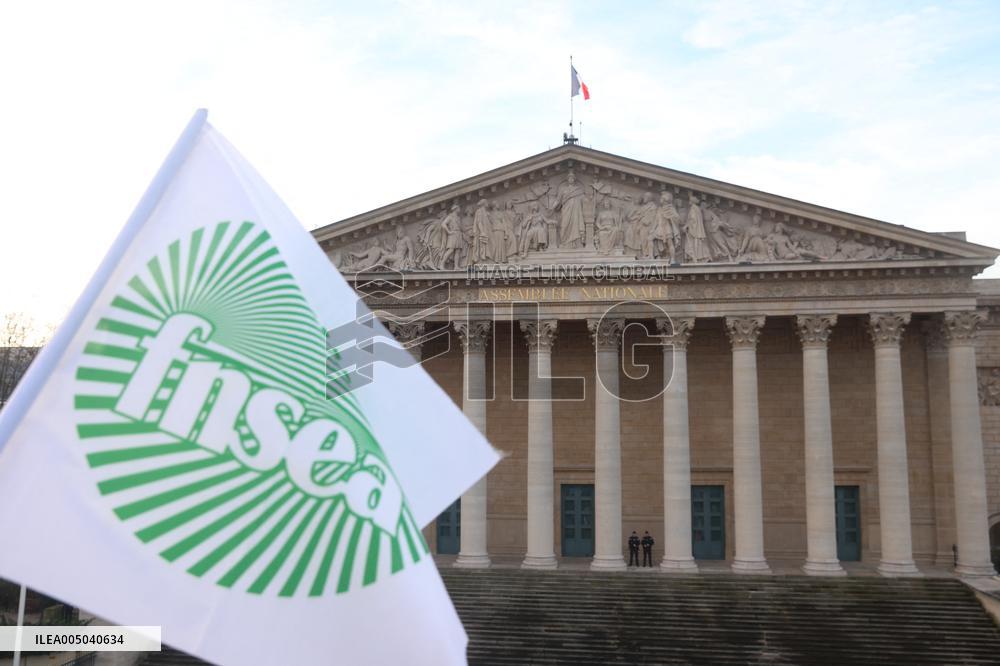 Farmers Blockade Paris With Tractors - Paris