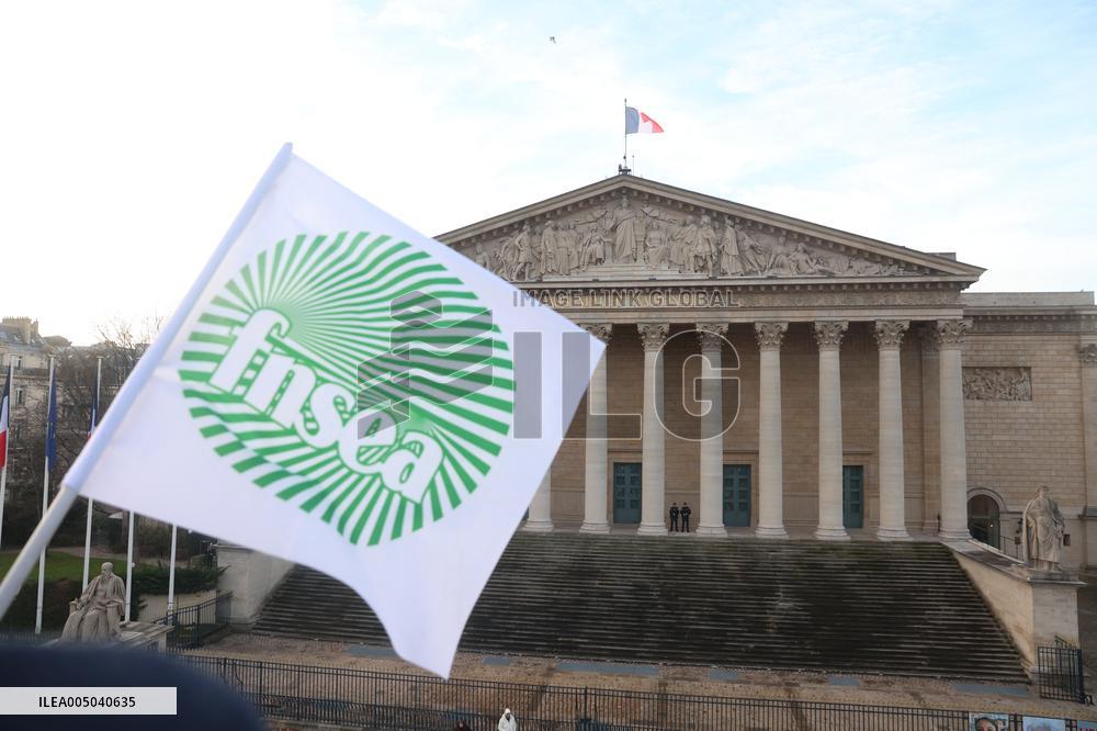 Farmers Blockade Paris With Tractors - Paris
