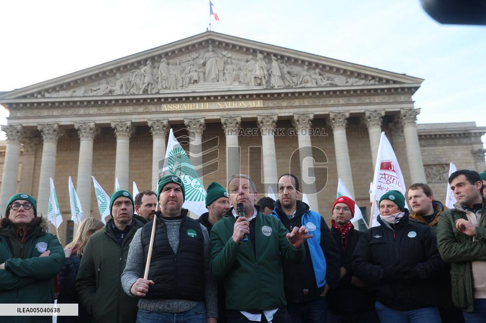Farmers Blockade Paris With Tractors - Paris
