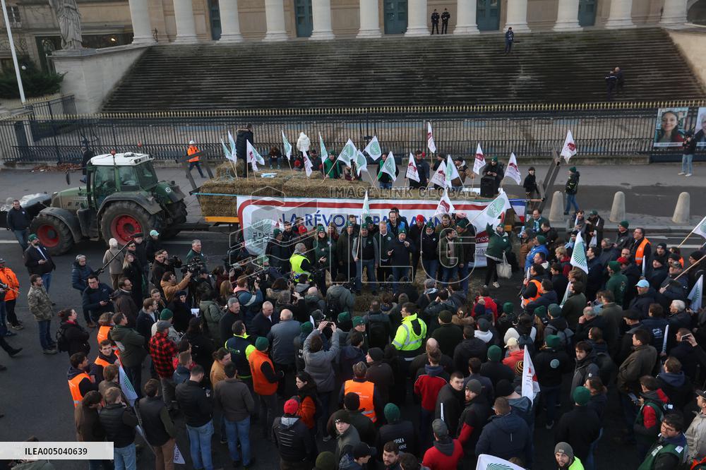 Farmers Blockade Paris With Tractors - Paris