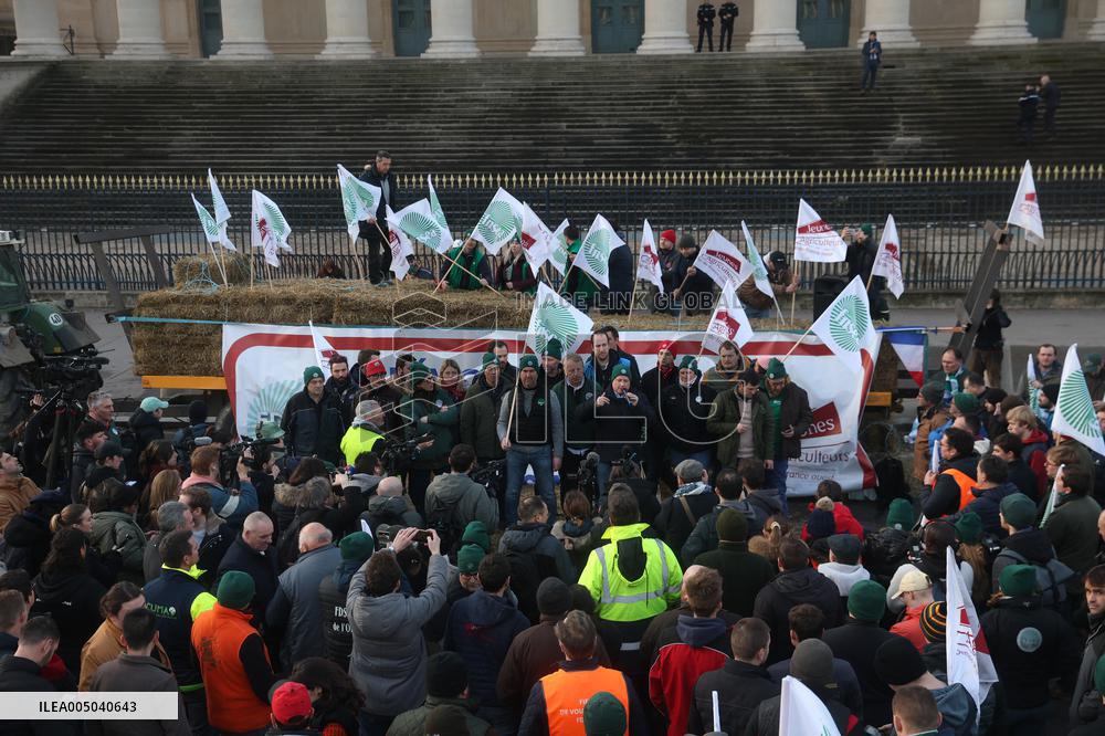 Farmers Blockade Paris With Tractors - Paris