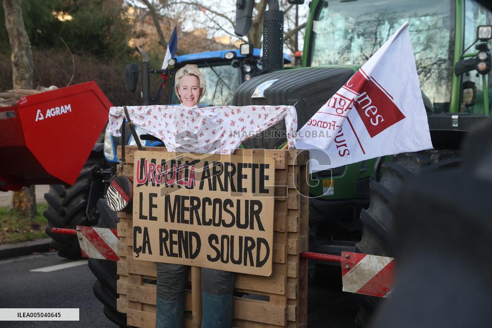 Farmers Blockade Paris With Tractors - Paris