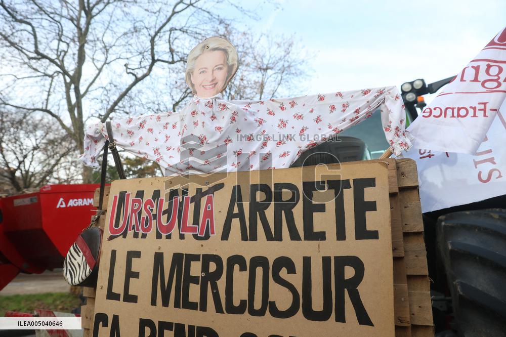 Farmers Blockade Paris With Tractors - Paris