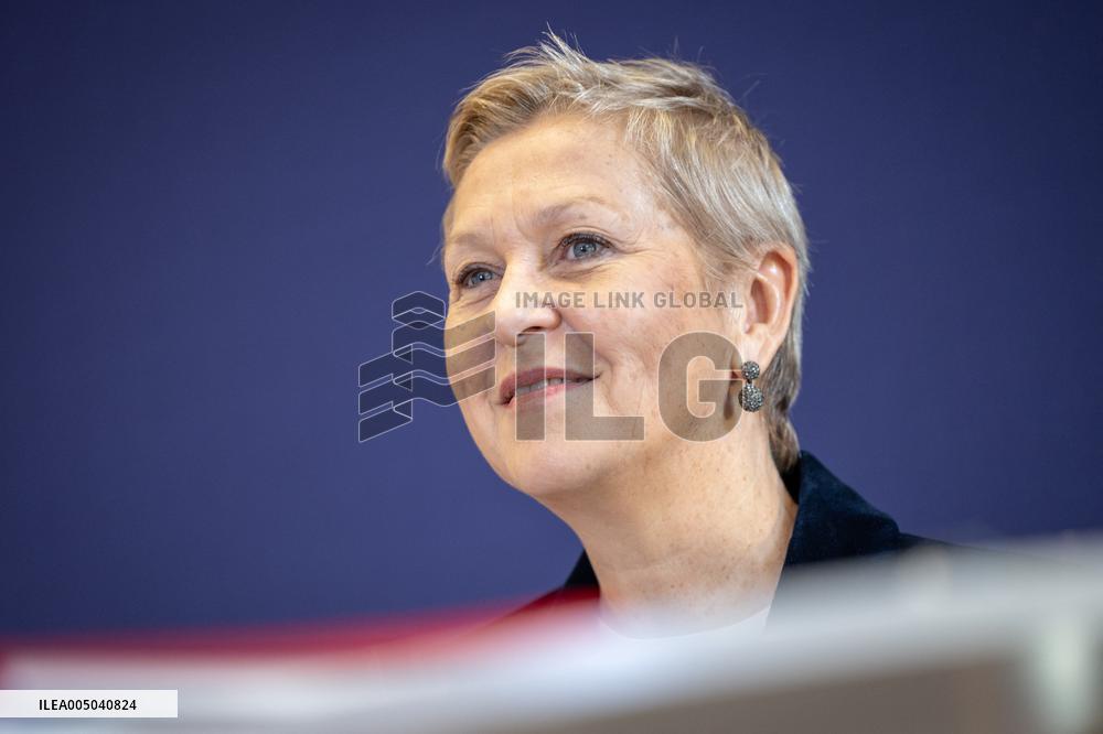 Submission of the report "Influence and Social Networks" to the government - Paris AJ