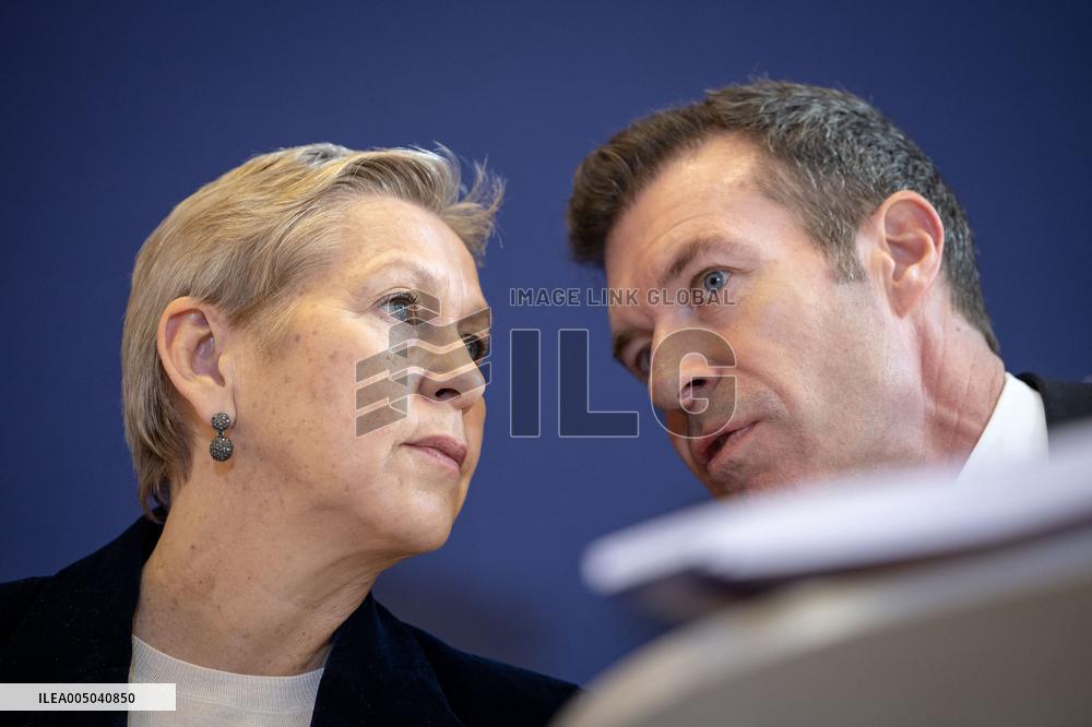 Submission of the report "Influence and Social Networks" to the government - Paris AJ