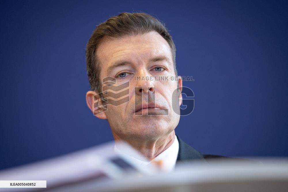 Submission of the report "Influence and Social Networks" to the government - Paris AJ