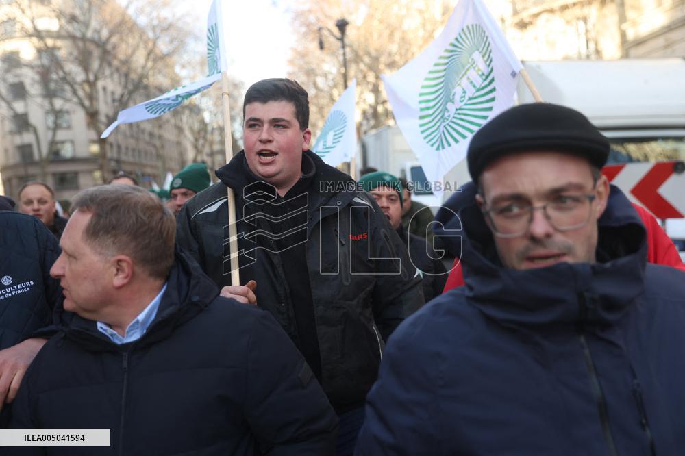 Delegation of Farmers Goes to Matignon - Paris