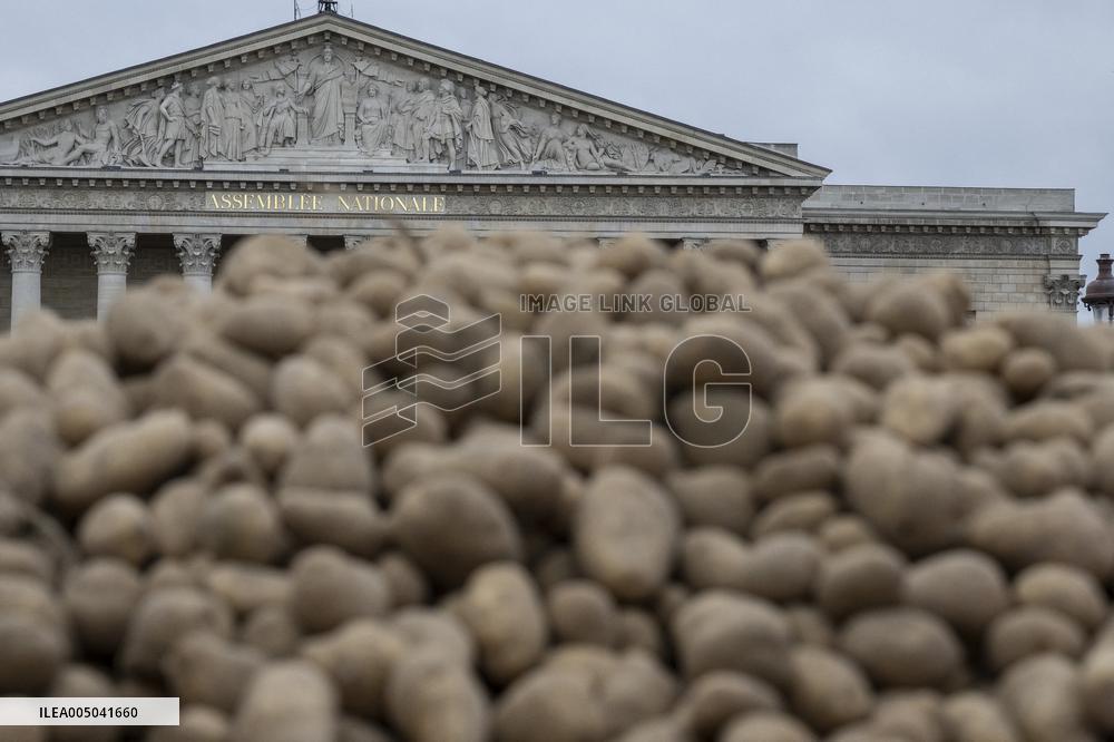 Farmers Dump 30 Tonnes of Potatoes on The Concorde Bridge - Paris