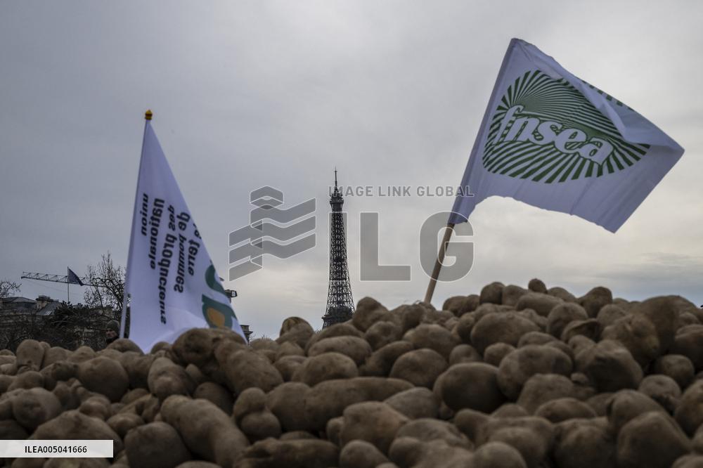 Farmers Dump 30 Tonnes of Potatoes on The Concorde Bridge - Paris