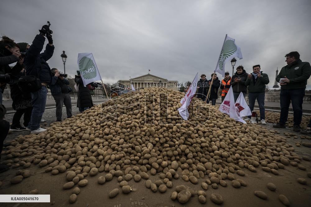 Farmers Dump 30 Tonnes of Potatoes on The Concorde Bridge - Paris
