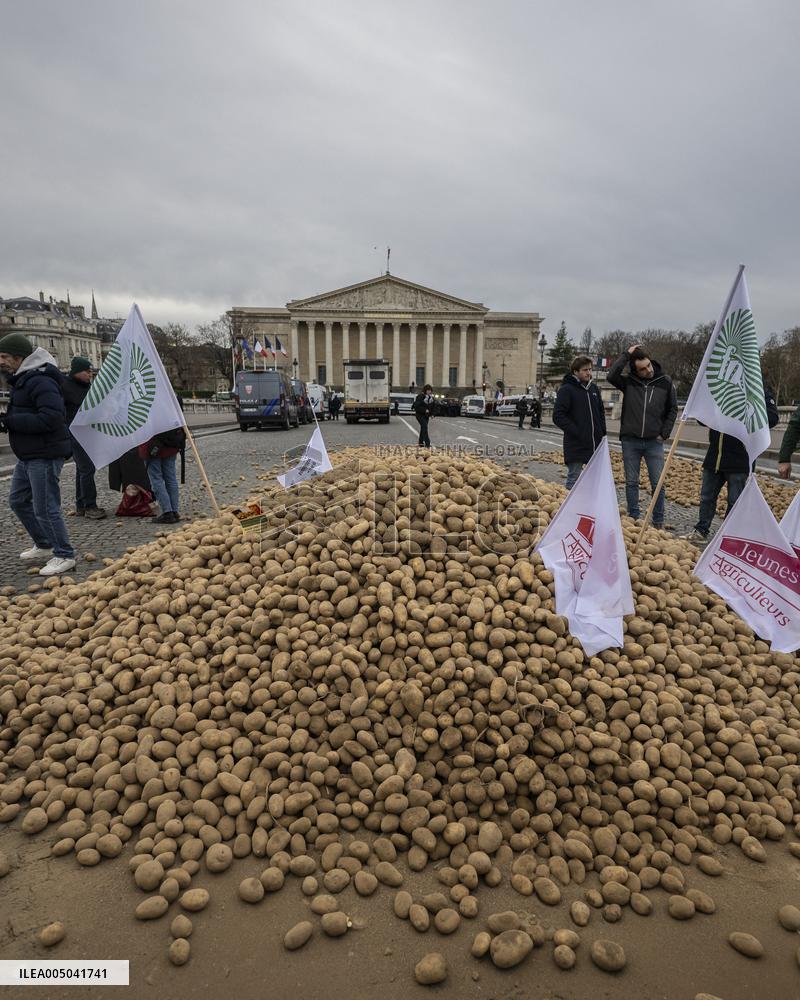 Farmers Dump 30 Tonnes of Potatoes on The Concorde Bridge - Paris