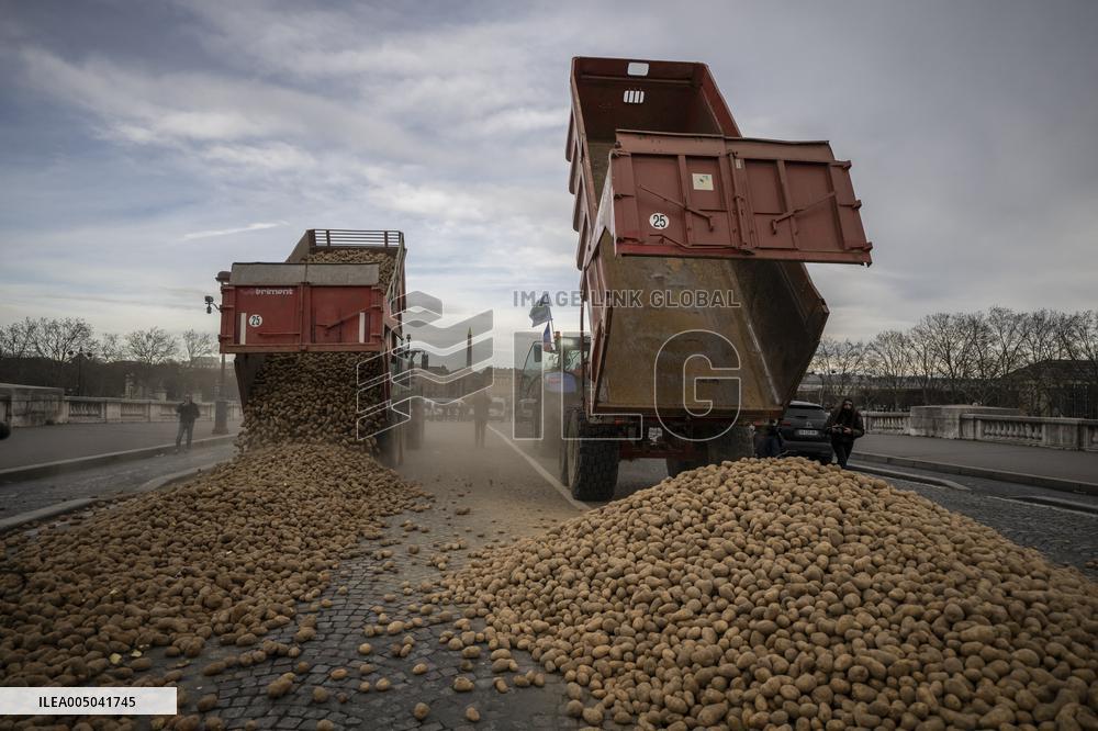 Farmers Dump 30 Tonnes of Potatoes on The Concorde Bridge - Paris