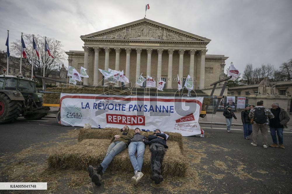 Farmers Dump 30 Tonnes of Potatoes on The Concorde Bridge - Paris