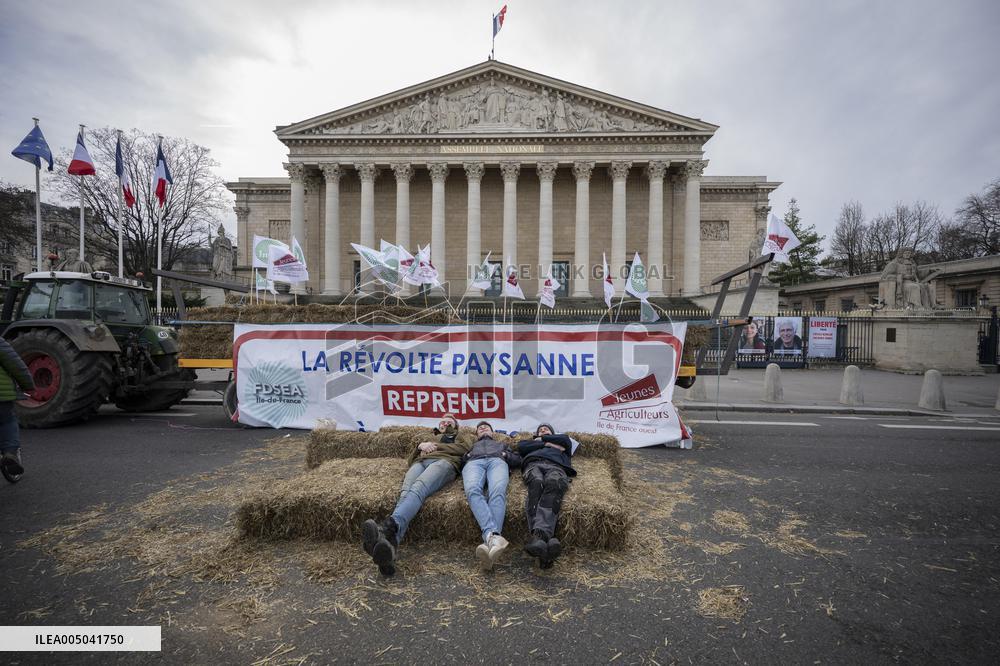 Farmers Dump 30 Tonnes of Potatoes on The Concorde Bridge - Paris