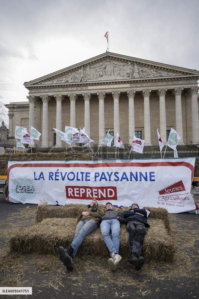 Farmers Dump 30 Tonnes of Potatoes on The Concorde Bridge - Paris