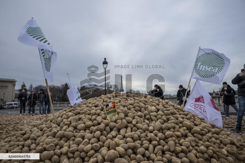 Farmers Dump 30 Tonnes of Potatoes on The Concorde Bridge - Paris