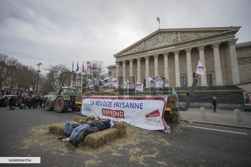 Farmers Dump 30 Tonnes of Potatoes on The Concorde Bridge - Paris