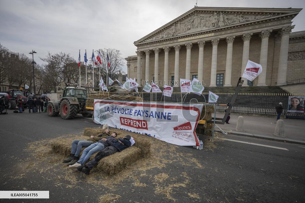 Farmers Dump 30 Tonnes of Potatoes on The Concorde Bridge - Paris