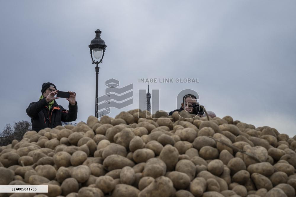 Farmers Dump 30 Tonnes of Potatoes on The Concorde Bridge - Paris