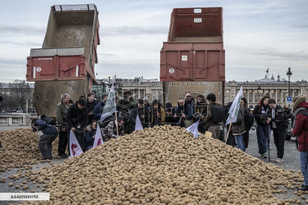 Farmers Dump 30 Tonnes of Potatoes on The Concorde Bridge - Paris