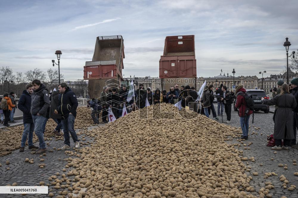Farmers Dump 30 Tonnes of Potatoes on The Concorde Bridge - Paris