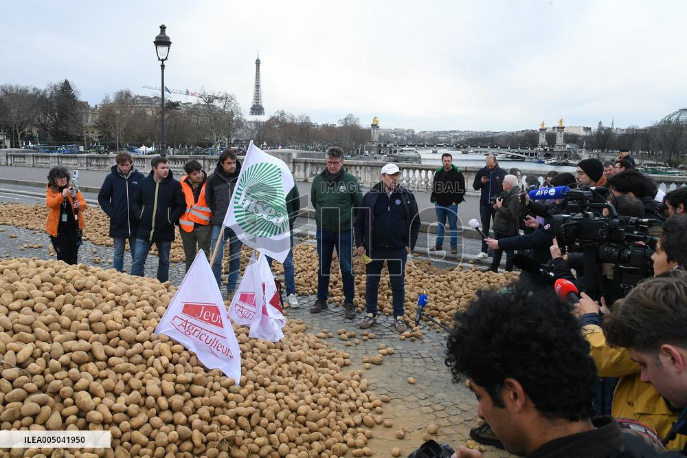 Farmers Dump 30 Tonnes of Potatoes on The Concorde Bridge - Paris