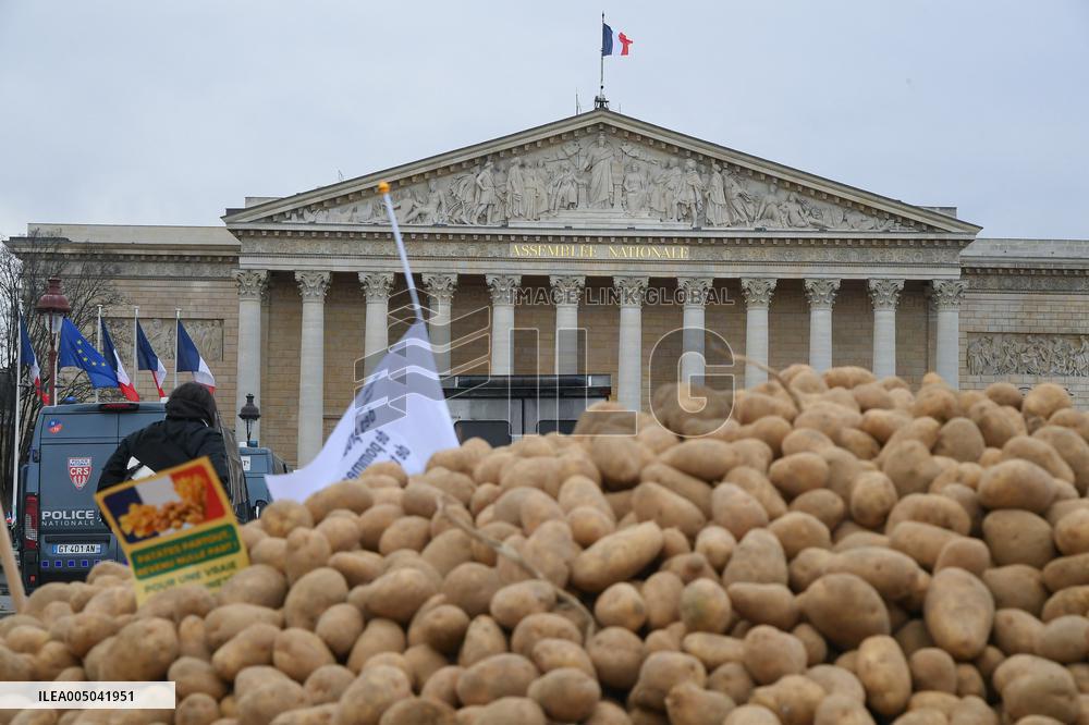 Farmers Dump 30 Tonnes of Potatoes on The Concorde Bridge - Paris